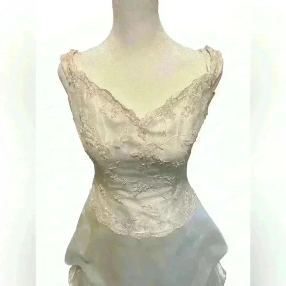 Private Collection Wedding Dress Size 8 Sleeveless Back Zip Closure & Beadwork - Picture 5 of 10